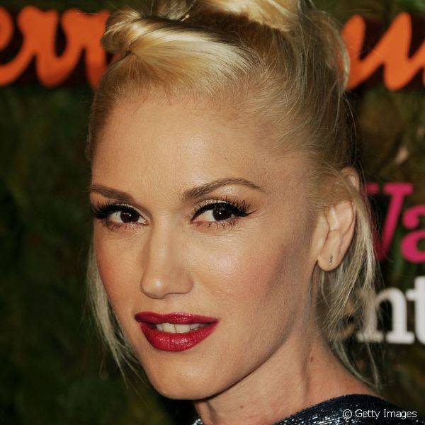 Para um evento na Calif?rnia, em outubro de 2013, Gwen Stefani investiu no arrebatador batom vermelho para colorir os l?bios, enquanto os olhos surgiram com delineado preto